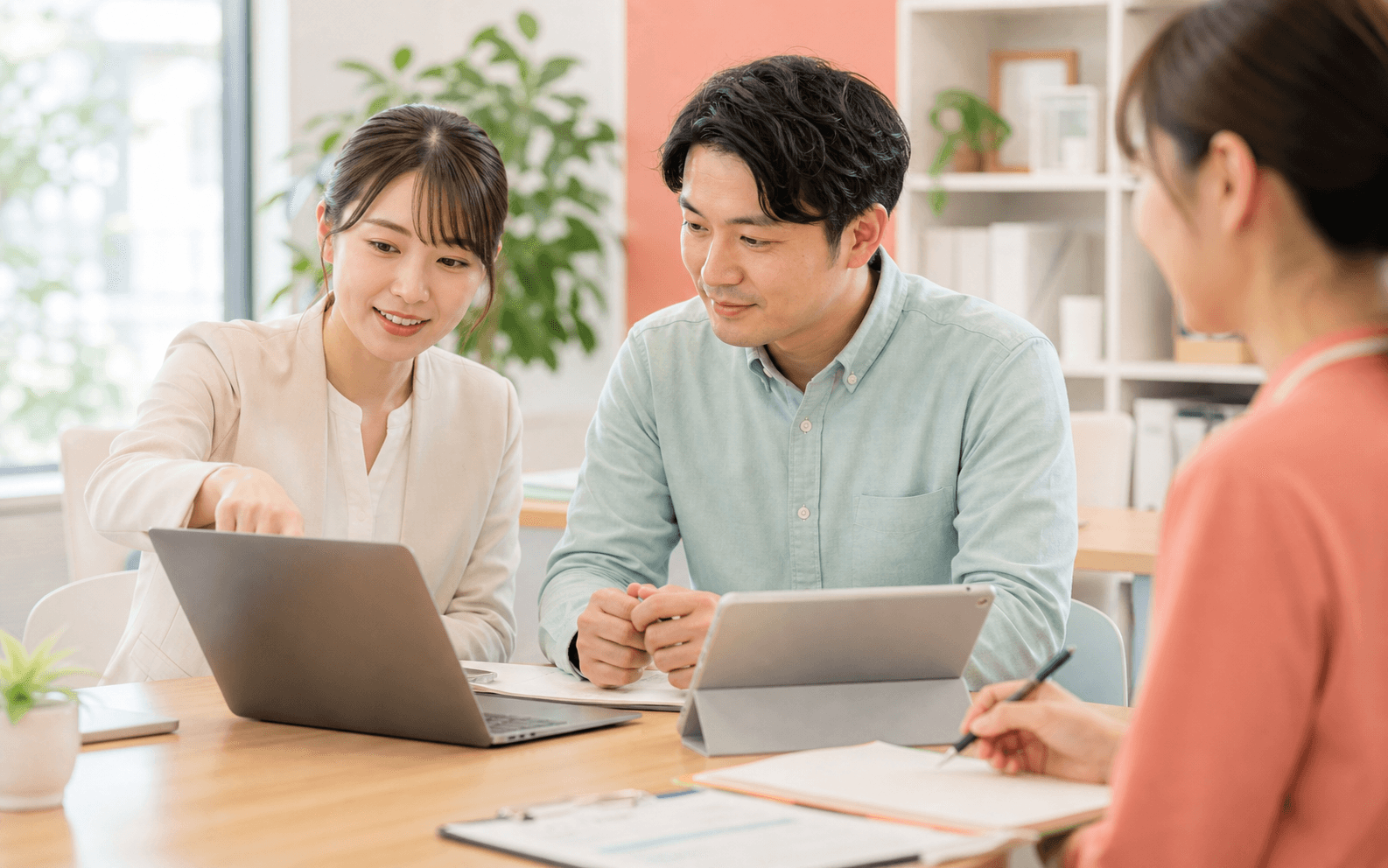 担当者同士が画面を見ながら情報を確認している様子
